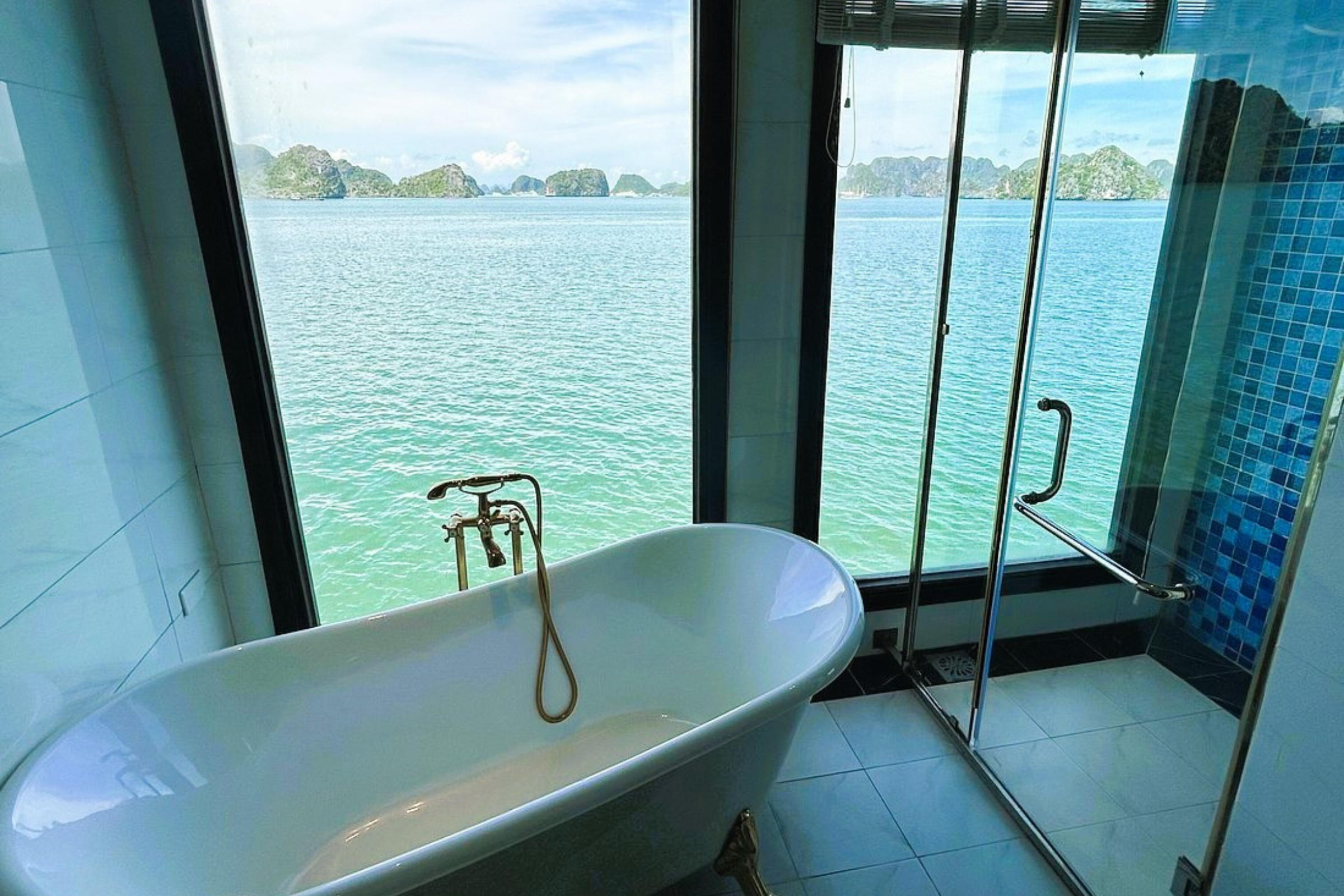 Bathtub & Paranomic Windows Suite Room with Balcony Verdure Lotus Luxury
