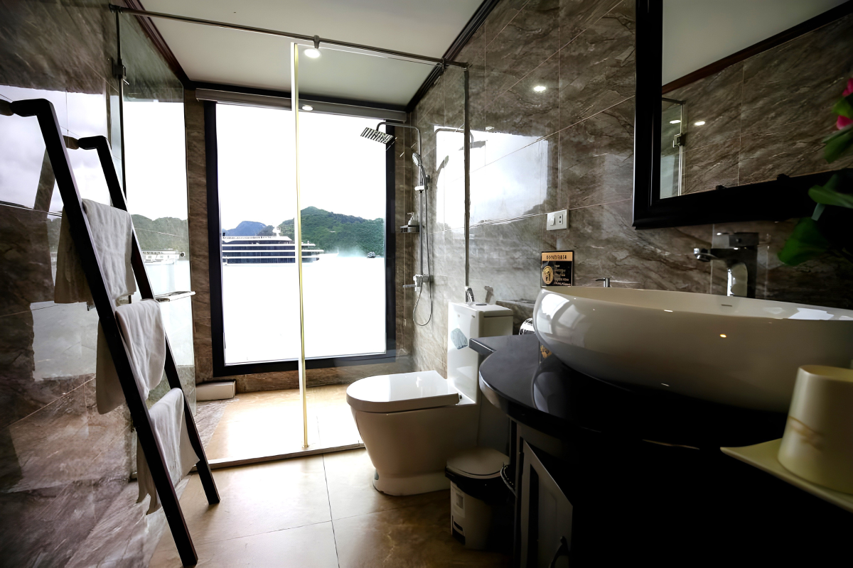 Image 15 | Deluxe Room with Balcony | Verdure Lotus Classic Cruise on Lan Ha Bay
