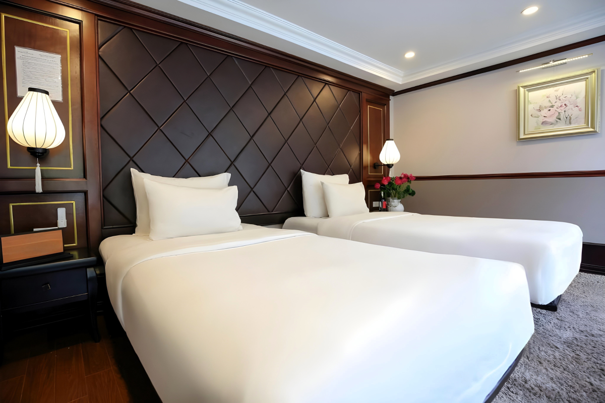 Image 8 | Deluxe Room with Balcony | Verdure Lotus Classic Cruise on Lan Ha Bay