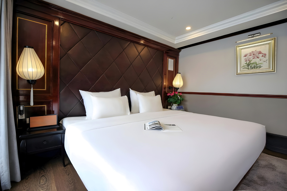 Image 3 | Deluxe Room with Balcony | Verdure Lotus Classic Cruise on Lan Ha Bay