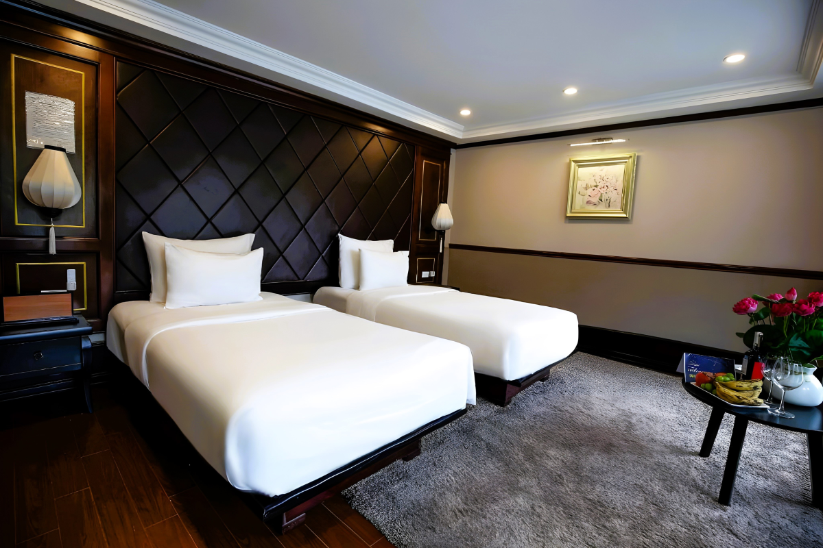 Image 6 | Deluxe Room with Balcony | Verdure Lotus Classic Cruise on Lan Ha Bay