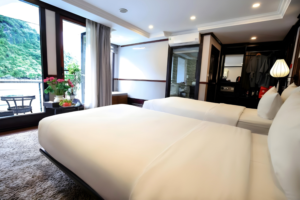 Image 9 | Deluxe Room with Balcony | Verdure Lotus Classic Cruise on Lan Ha Bay
