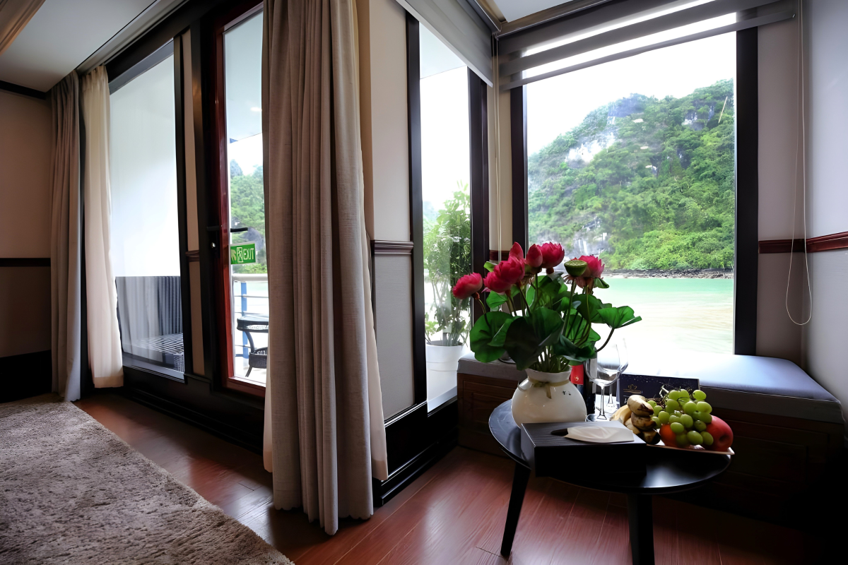 Image 12 | Deluxe Room with Balcony | Verdure Lotus Classic Cruise on Lan Ha Bay
