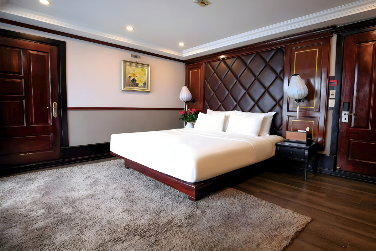 Image 1 | Deluxe Room with Balcony | Verdure Lotus Classic Cruise on Lan Ha Bay