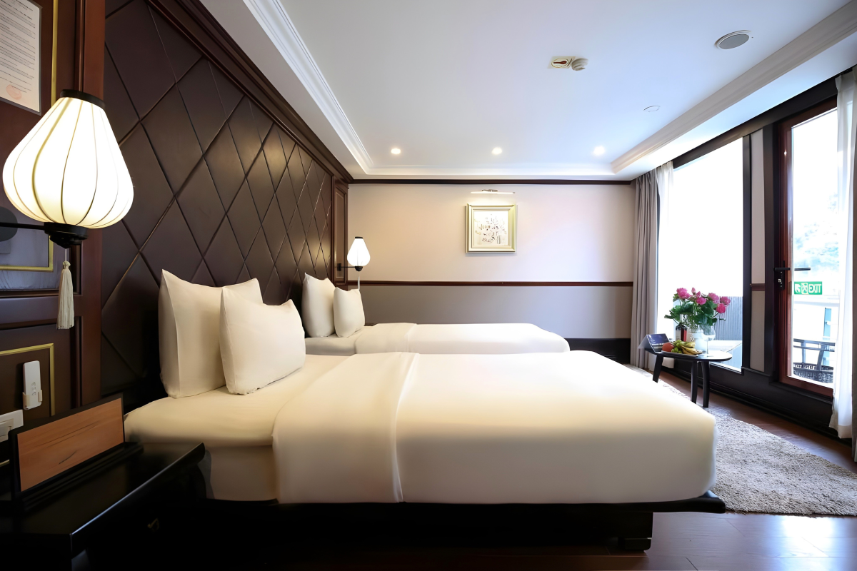 Image 10 | Deluxe Room with Balcony | Verdure Lotus Classic Cruise on Lan Ha Bay