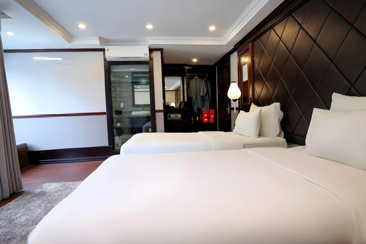 Image 11 | Deluxe Room with Balcony | Verdure Lotus Classic Cruise on Lan Ha Bay