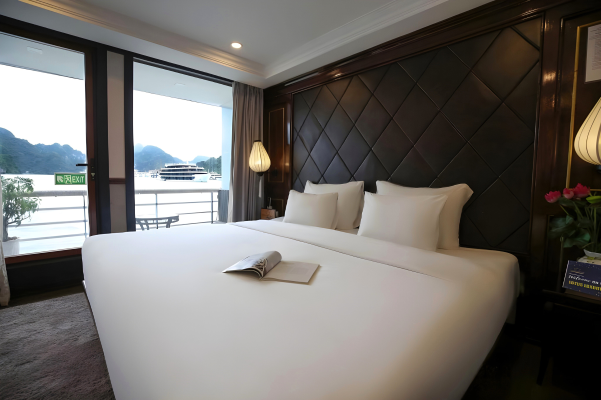 Image 2 | Deluxe Room with Balcony | Verdure Lotus Classic Cruise on Lan Ha Bay