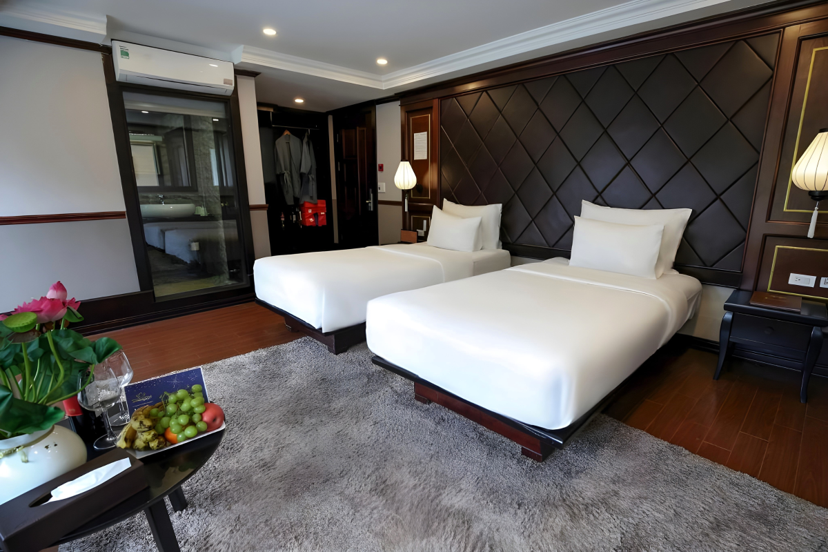 Image 5 | Deluxe Room with Balcony | Verdure Lotus Classic Cruise on Lan Ha Bay