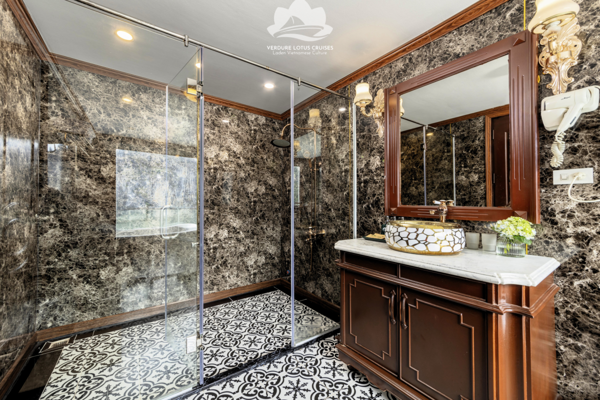 Family Suite Room Bathroom 01