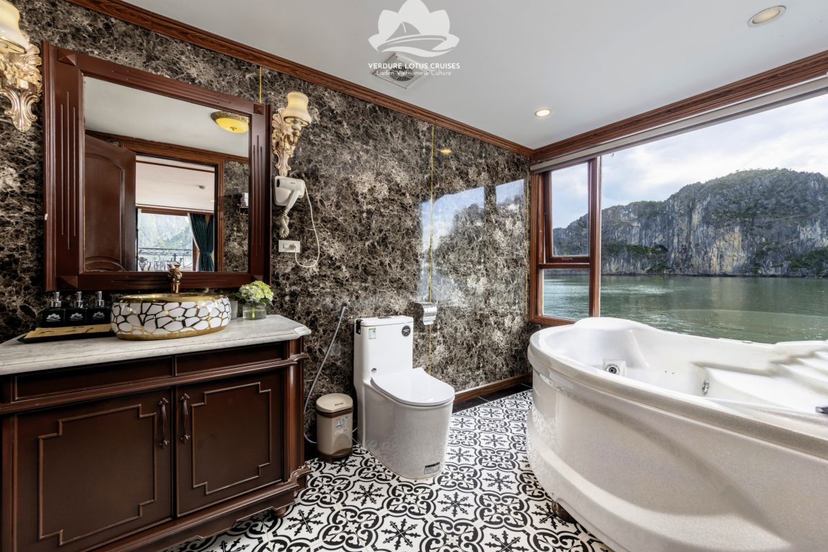 Family Suite Room Bathroom 02