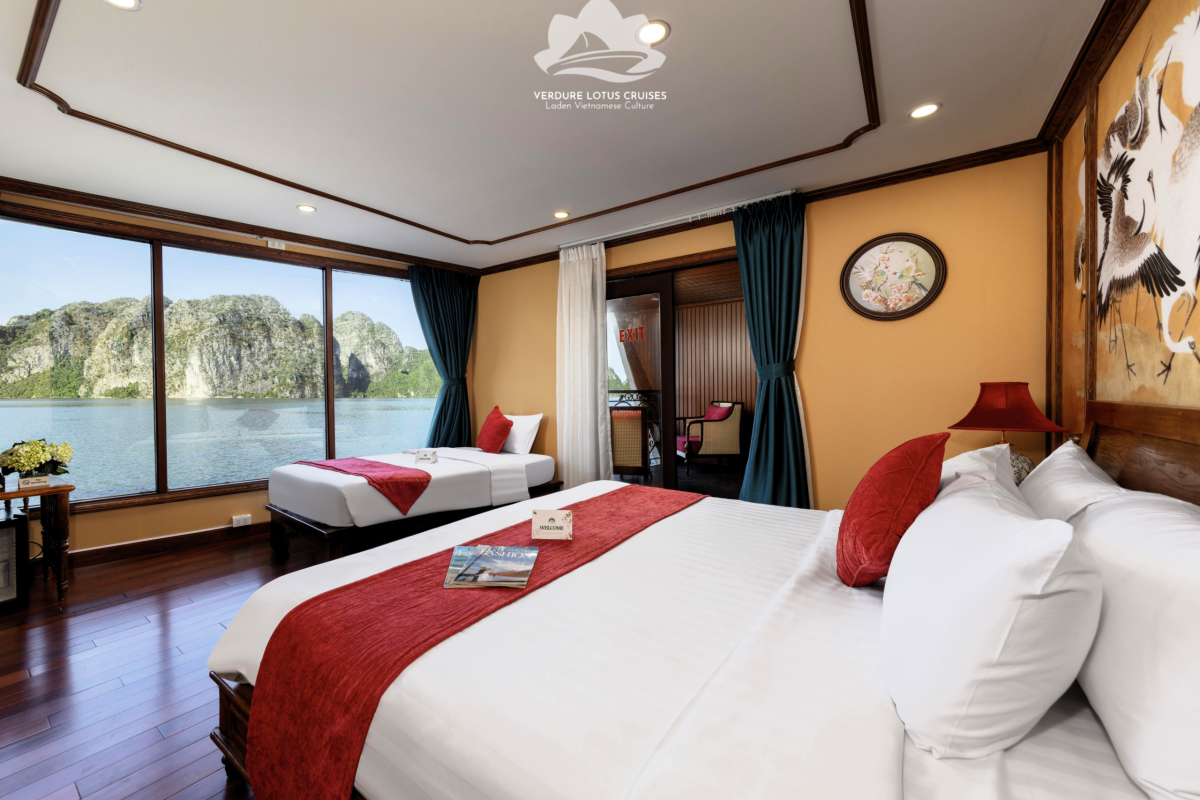 Royal Room Overview 04