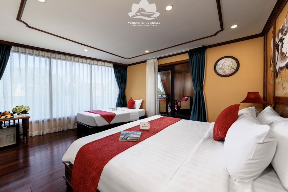 Royal Room Overview 05