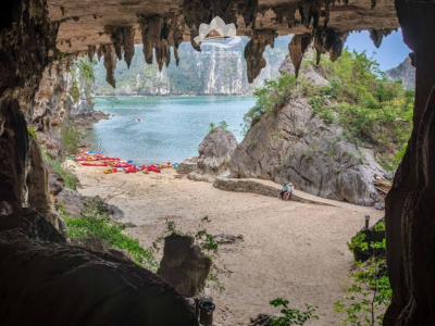 Trinh Nu Cave ( Virgin Cave ) is located in the Northeast of Bo Hon island, about 16 km from Tuan Chau International Marina and 13,5 km from Ha Long International Passenger Port. This is a typical ancient karst ground cave and one of archeological relics of Ha Long culture, dating back 4500 years ago. Currently, to the left of the entrance is a thin sediment layer of about 4m2 beneath a huge rock, including broken shells of cockle, freshwater snails and pieces of pottery mixed with shells of cockles. In front of the entrance, right at the edge of the sea there are many broken pieces of porcelain, which are evidences of an ancient harbor dating back to the 14th – 16th century. The name of the cave is attached to the touching love story of a couple in a fishing village. To keep filial piety and faithful love, the girl petrified. Visiting the cave, tourists will see right at the entrance a horizontal stalagmite, looking like the image of a girl lying with her hair down and reaching her hand out to the sea.