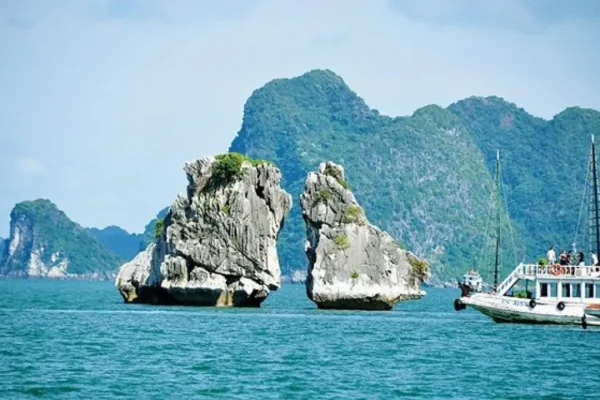 ha-long-bay-kissing-rocks View