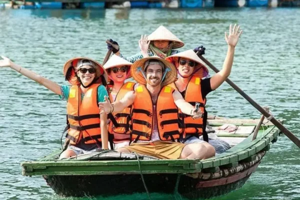 tourists-boat-ride-sea-hats-smiling